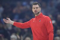 媒体人：为何一直有人问开拓者何时解雇斯普利特 他带队带得很好