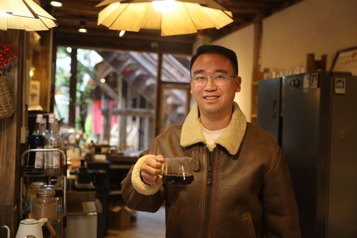 “新丽江人”刘永乐如今经营了一家咖啡店。高吴双 摄
