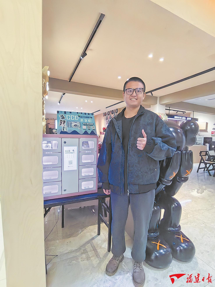 周朝伟在福州东街口布设相机共享柜。福建日报记者 赖昊拓 摄