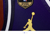 球衣补丁+定制球鞋！湖人官推回顾詹姆斯里程碑之夜：彰显伟大