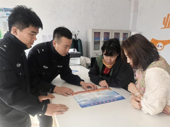 　　民警现场宣讲助企便民政策    