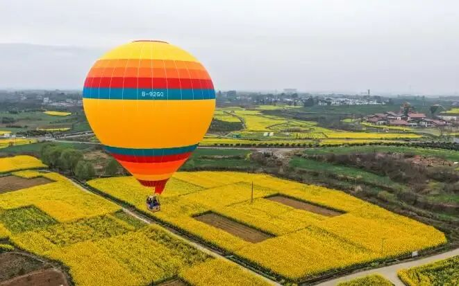 游客体验坐热气球赏花（金堂县委宣传部供图）