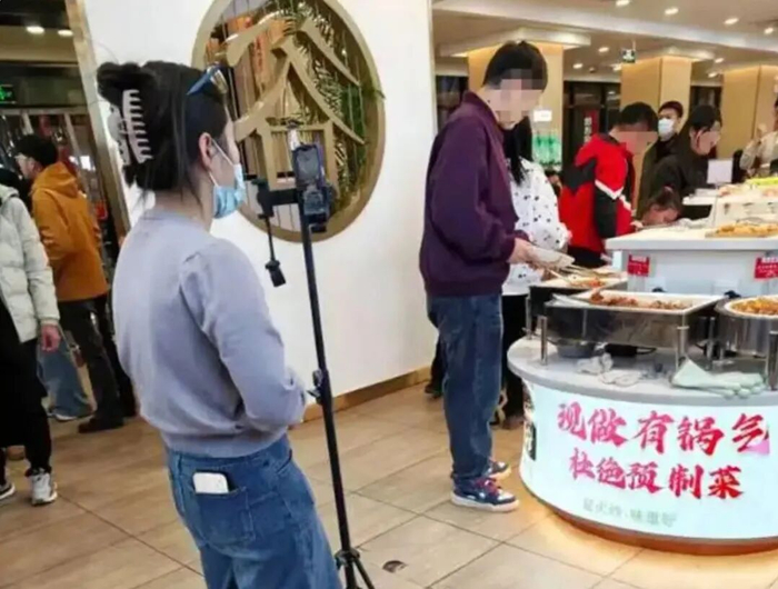一家自助餐饮店在店内进行直播