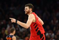 重炮手！克林根外线开火 半节时间独中3记三分