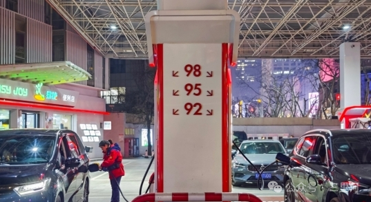 3月9日，江苏南京一家加油站的工作人员给车辆加油。