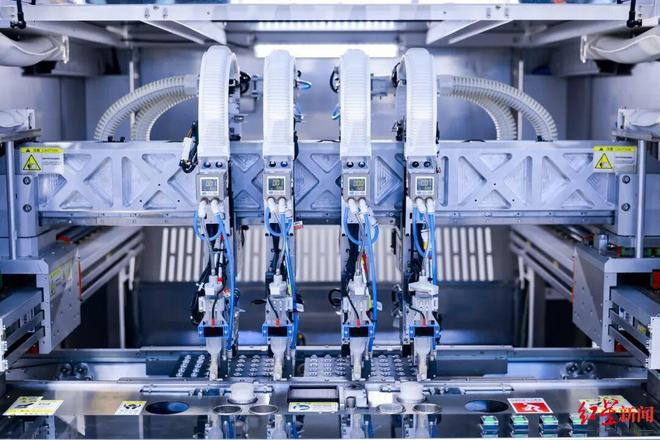 ▲AC100精密点胶&贴装机