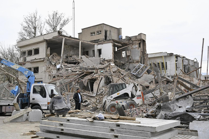 ▲伊朗德黑兰，一处政府建筑在美国和以色列的袭击中被损毁 据视觉中国