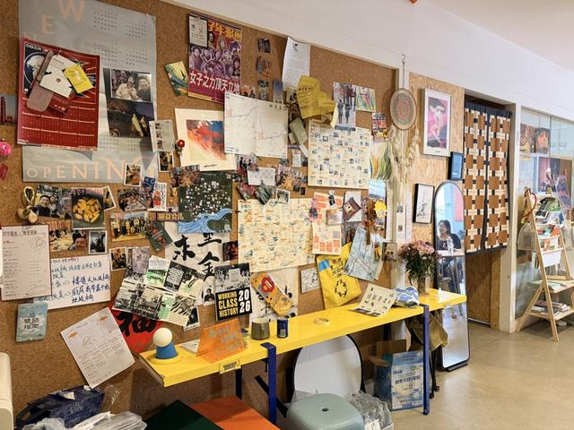 共居社区客厅墙上贴满了合影和活动海报。李昂 摄