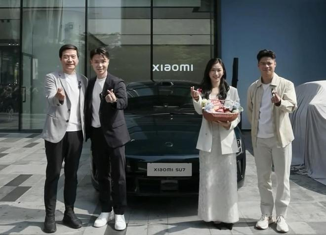 ▲雷军（左一）、苏炳添（右一）亲自为用户交车