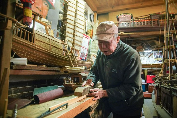 （图 尚津济工作中）