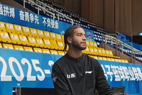 缺席3到4周！媒体人：克里斯手指骨折仍随队出征 关注球队表现