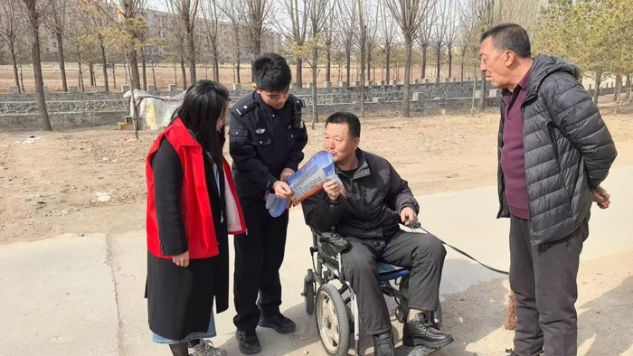 　　民警讲解惠民政策