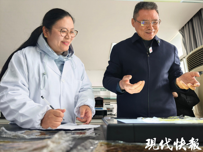 高德荣与同事交流