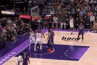 看起来挺严重！沃尔夫上篮落地时崴脚 被搀扶回更衣室&amp;不会回归