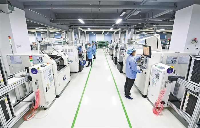     在固安县汉旗电子科技有限公司生产车间内，工人正在有序生产。本报记者 刘向 摄