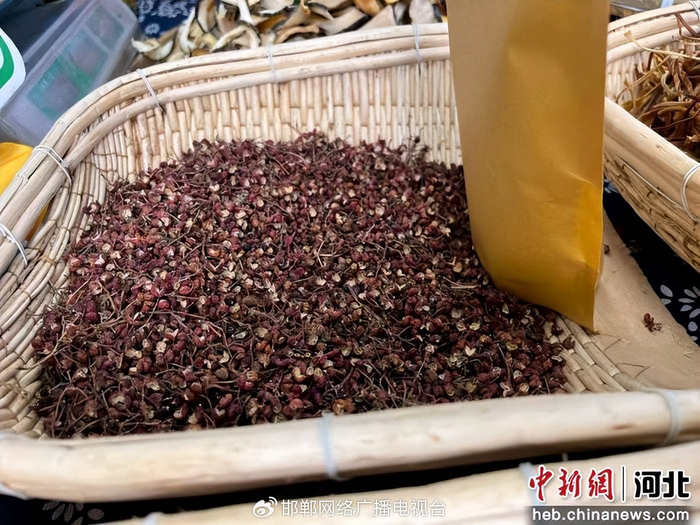 图为直播售卖的农特产品花椒。 武志强 摄