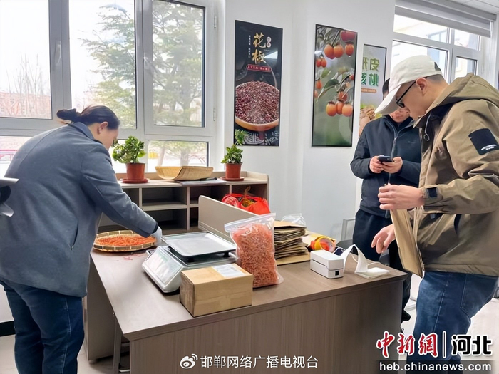 图为工作人员打包邮寄特色农产品。 武志强 摄