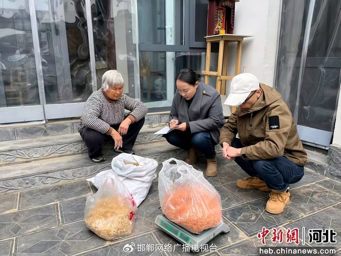 图为工作人员上门收购特色农产品。 武志强 摄