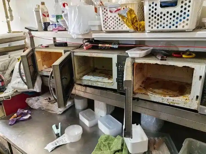 图为某外卖门店后厨的场景。