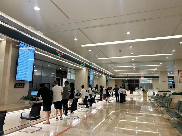 市不动产登记中心服务窗口。资料图