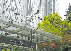 无人机清洗作业。供图