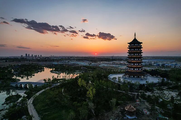 夕阳下的雄安新区容东片区悦容公园安和塔。图源：视觉中国