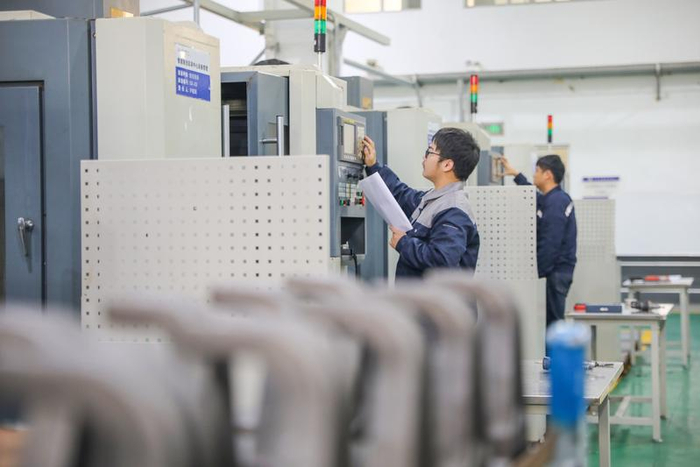 2025年12月19日，参加日照市技师学院第14届技能文化节的选手在进行数控铣工项目比赛。新华社李大伟供图