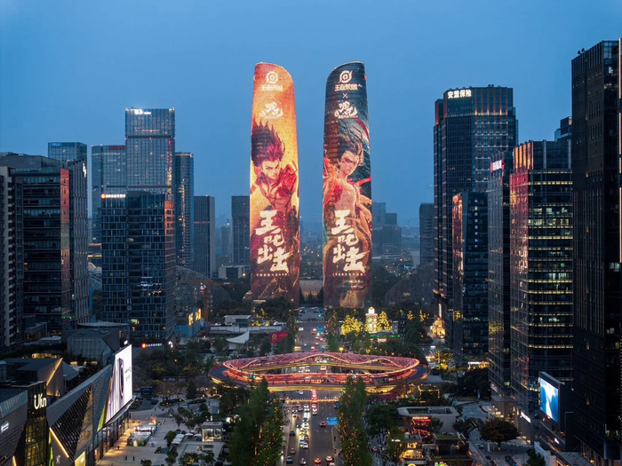 《王者荣耀》与《哪吒之魔童闹海》在成都地标建筑天府双塔联动。成都高新区供图