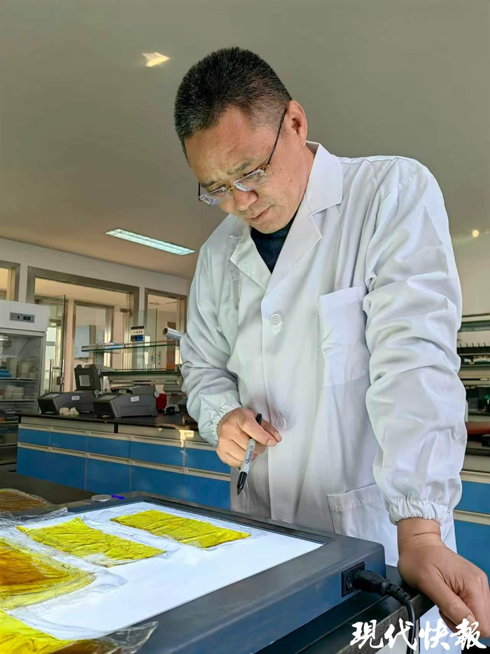 高德荣在实验室