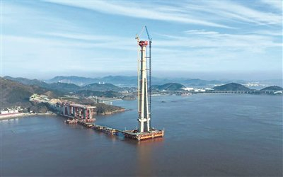 甬舟铁路西堠门公铁两用大桥的“A”字形主塔高达294米。 受访单位供图