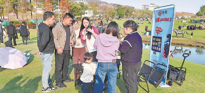 奥租平台在龙岩紫金山公园采用“1元尝鲜”做户外推广。   （受访者供图）