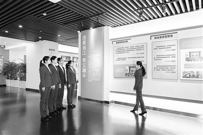 图为杭州市萧山区法纪教育中心的同志们正在围绕展厅更新内容进行讲解演练。萧清 摄