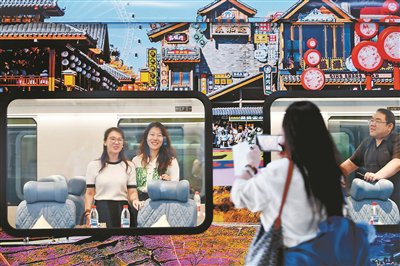 游客登上京津冀观光旅游列车“星光·燕赵号”摄影/本报记者 袁艺