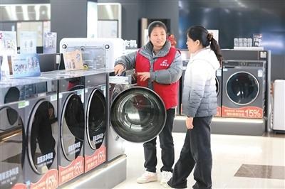 近日，四川省乐山市市中区嘉定北路一家电专卖店内，消费者在选购洗衣机。李华时摄（人民视觉）