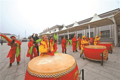 蓟州北站广场， 欢迎游客的民俗表演 摄影/北京青年报记者 付丁 
