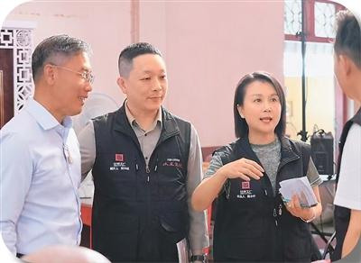 图为陈小叶（左三）在纪录电影《天涯水尾》筹拍现场。受访者供图