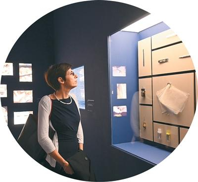 在“守护与重光”展上，观众观看修复文物时使用的工具。新华社记者 金良快摄