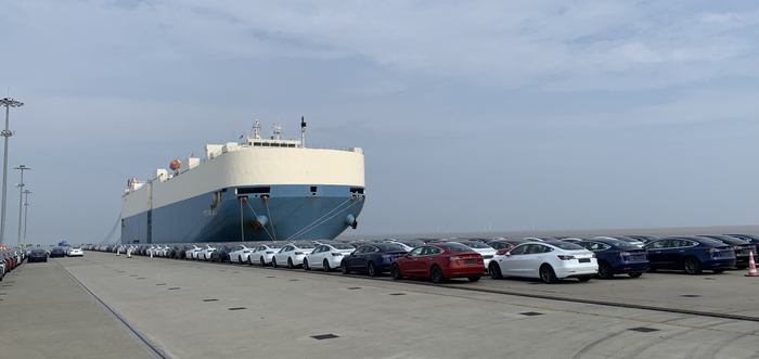 上海港南侧汽车出口的滚装码头