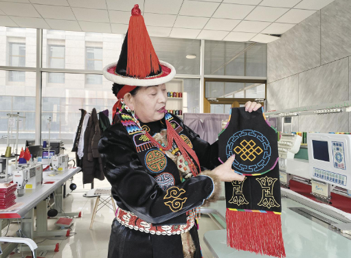 展示蒙古族纹样。栾雨嘉 苏烽 摄
