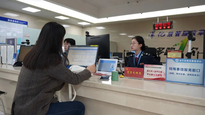 安宁区政务服务窗口工作人员为群众高效办理业务