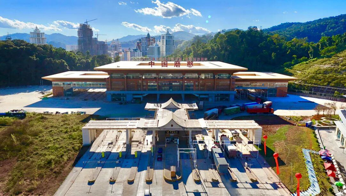 磨憨公路口岸。高吴双 摄