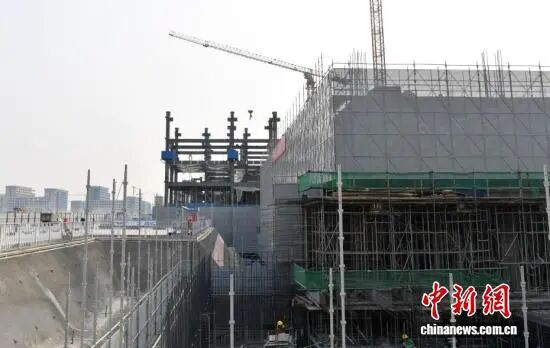 3月21日，北京科技大学雄安校区内，建设者正在进行施工作业。中新社记者 韩冰 摄