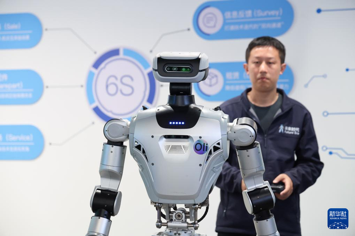 2026年1月16日，在位于深圳市龙岗区的全球首家机器人6S店，工作人员展示一款具身机器人。新华社记者 梁旭 摄