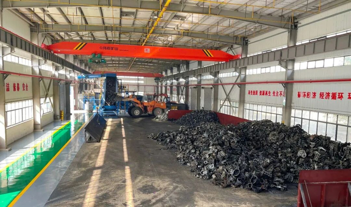 图为湖北供联再生科技有限公司投料加工生产现场。
