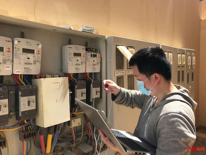 ▲开发科技工作人员进行挂表测试