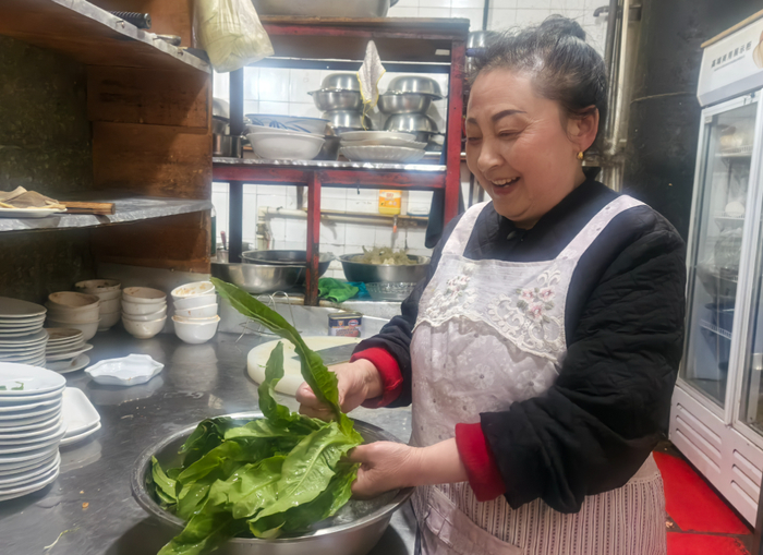 陈姐在厨房忙碌着。