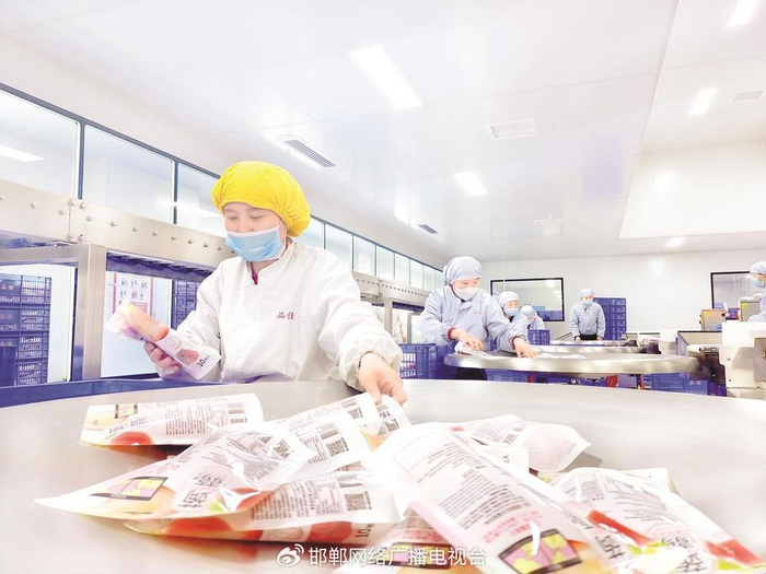 位于邱县的河北味盟生物科技食品有限公司包装车间内，工人正在打包果冻产品。 孙海峰 摄