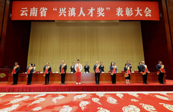 省领导为获奖者颁奖。记者 周灿 摄