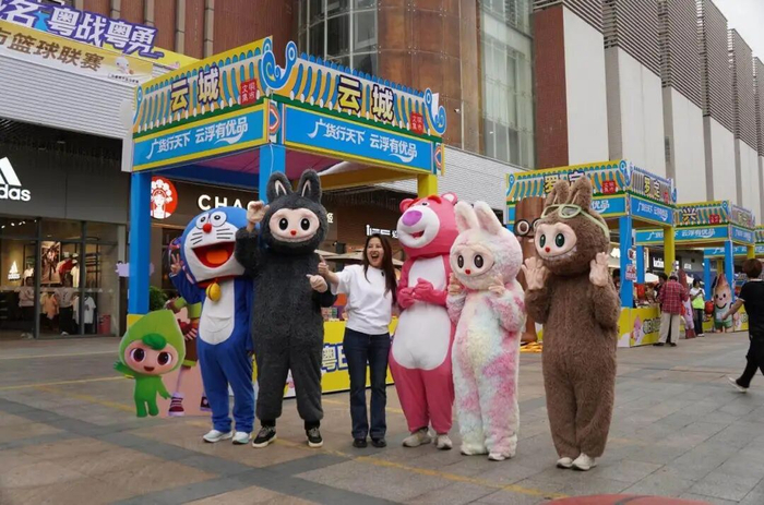 球迷早早来到罗定体育馆外的市集