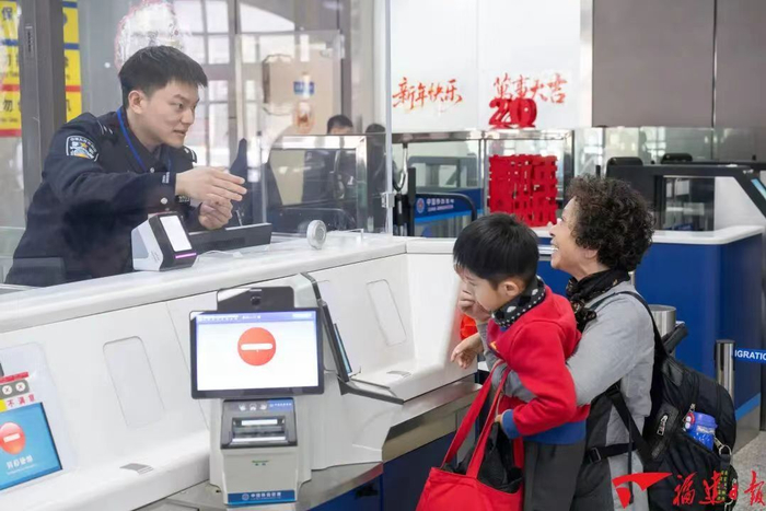 2月14日，福州黄岐客运站通关现场，边检民警耐心为老人及孩子服务。福建日报记者 王毅 摄